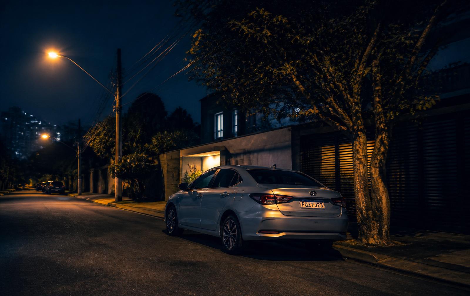 Carro protegido estacionado à noite